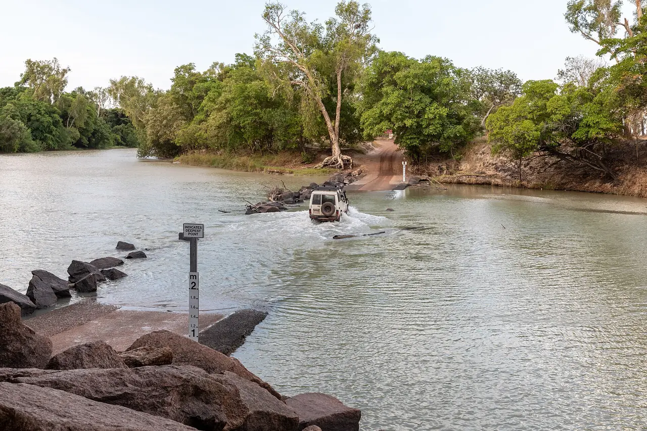 รถ 4WD ข้ามทางน้ำที่ Cahills Crossing บนแม่น้ำ East Alligator ภาพจาก Wikimedia Commons ผู้ถ่าย Dietmar Rabich สัญญา CC BY-SA 4.0 ถ่ายปี 2019