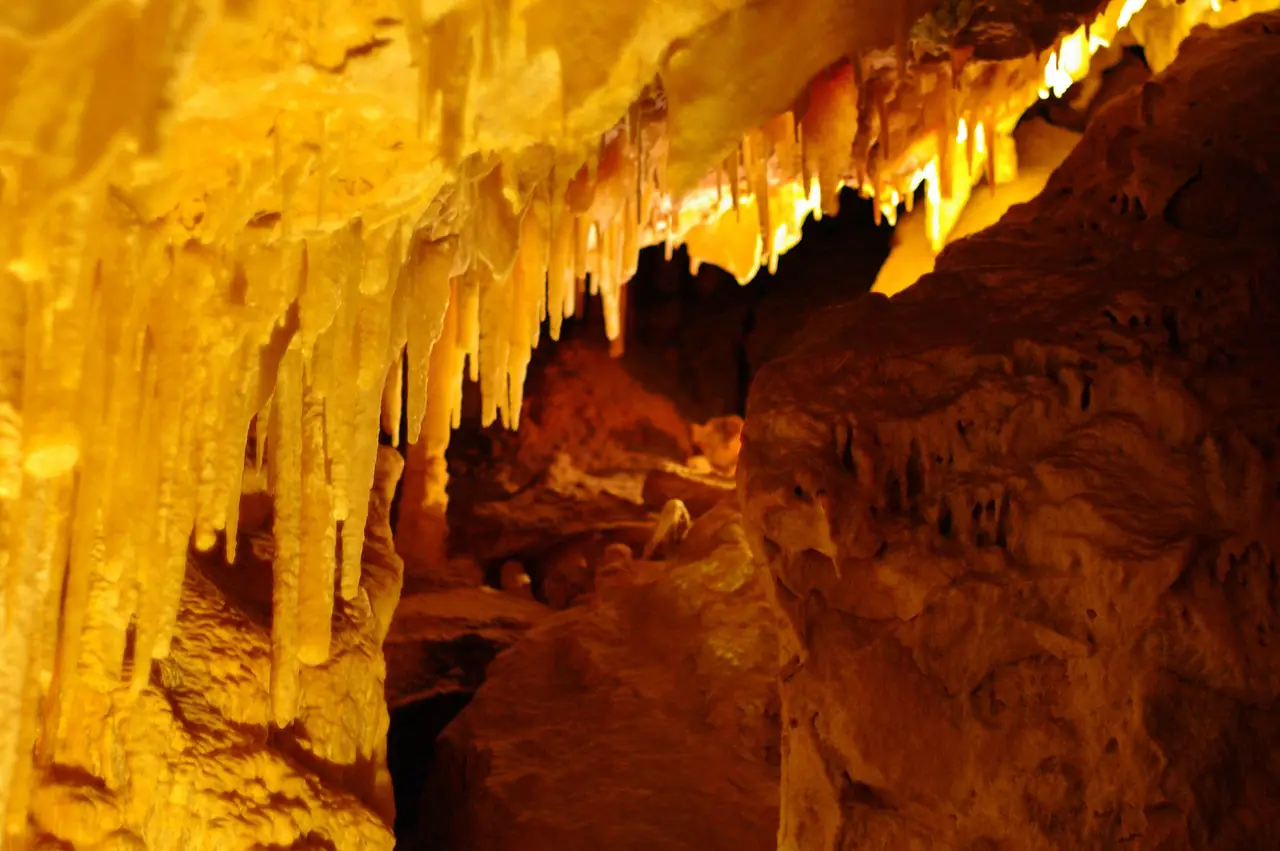 หินย้อยสีเหลืองส้มภายในถ้ำ Ngilgi Cave ที่ Yallingup ภาพจาก Wikimedia Commons ผู้ถ่าย Gnangarra สัญญา CC BY 2.5 AU เป็นภาพเก่าไม่ระบุปีที่ถ่าย