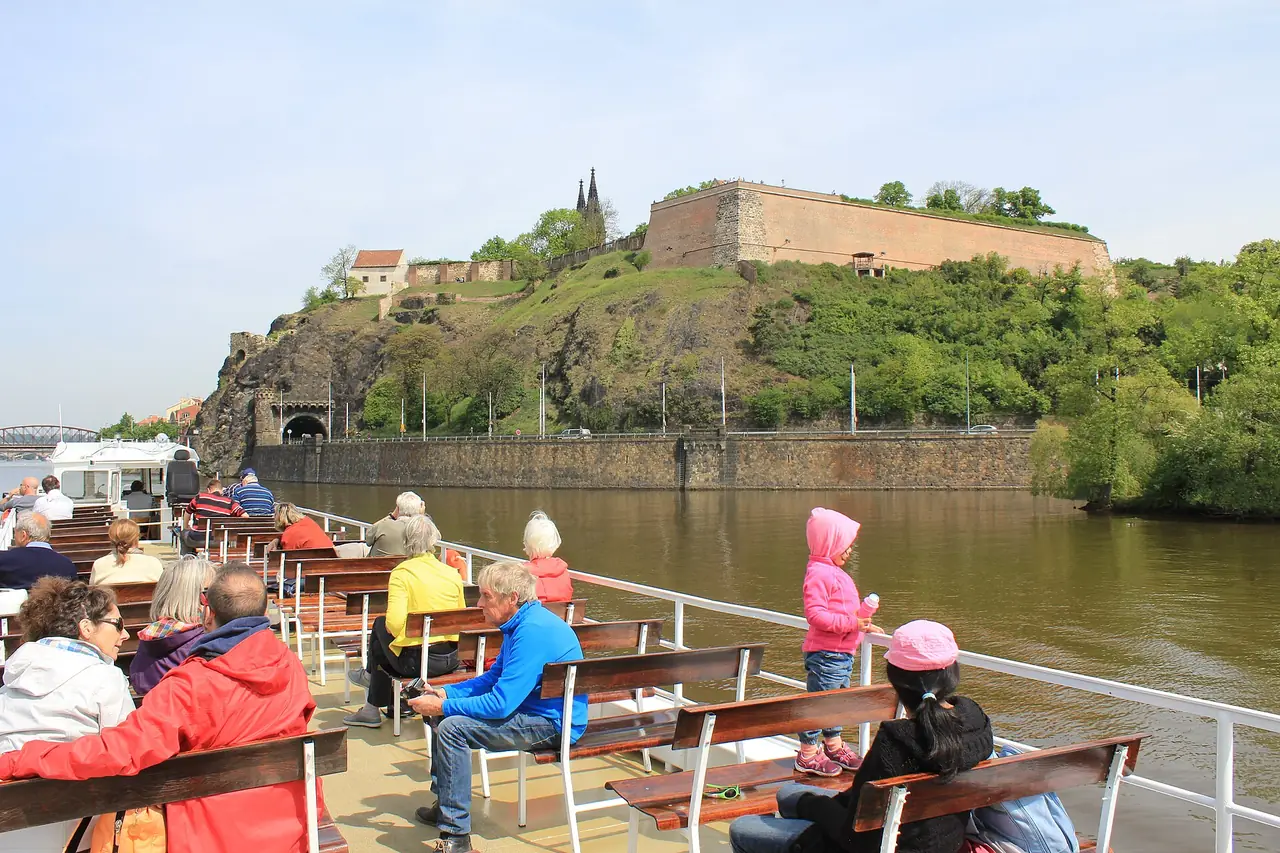 หน้าผา Vyšehrad มองจากดาดฟ้าเรือท่องเที่ยวบนแม่น้ำวัลตาวา ภาพจาก Wikimedia Commons ผู้ถ่าย Øyvind Holmstad สัญญา CC BY-SA 3.0 ถ่ายปี 2557 เป็นเรือท่องเที่ยวลำหนึ่ง ไม่ระบุผู้ให้บริการ