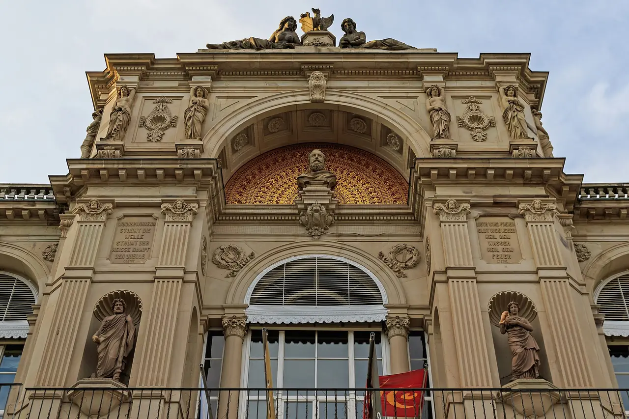 ด้านหน้าอาคาร Friedrichsbad เปิด ค.ศ. 1877 ประดับรูปสลักและกระเบื้อง ภาพจาก Wikimedia Commons ผู้ถ่าย A.Savin สัญญา CC BY-SA 3.0 ถ่ายตุลาคม 2558