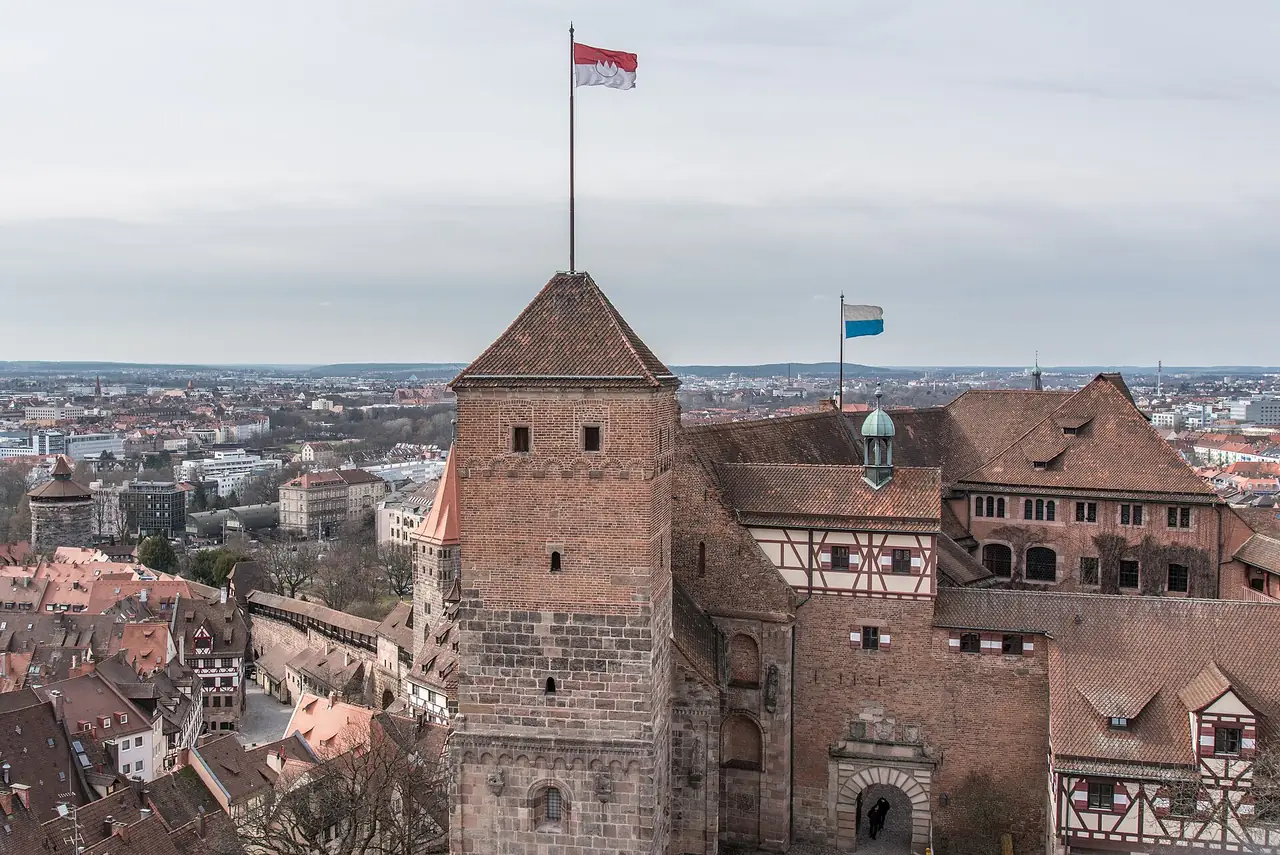 หอ Heidenturm และอาคารในลานปราสาท Kaiserburg มองจากหอ Sinwell ภาพจาก Wikimedia Commons ผู้ถ่าย Tilman2007 สัญญา CC BY-SA 4.0 ถ่ายมีนาคม 2559