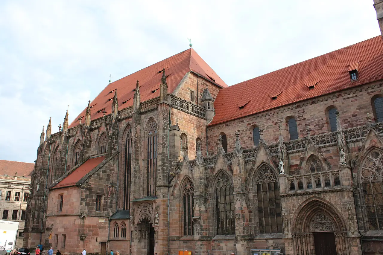 โบสถ์ St. Sebald ด้านเหนือ ภาพจาก Wikimedia Commons ผู้ถ่าย Philipp Guttmann สัญญา CC BY-SA 4.0 ปีที่ถ่ายไม่ระบุ