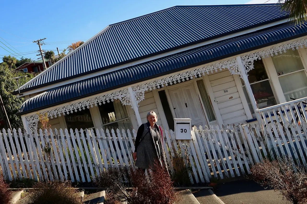บ้านเลขที่ 30 บนถนน Baldwin Street ใน Dunedin ภาพไม่เห็นความชันของถนน ชื่อไฟล์ใน Commons ระบุว่าเป็น Baldwin Street ภาพจาก Wikimedia Commons ผู้ถ่าย Mike Dickison สัญญา CC BY-SA 4.0 ไม่ระบุปีที่ถ่าย
