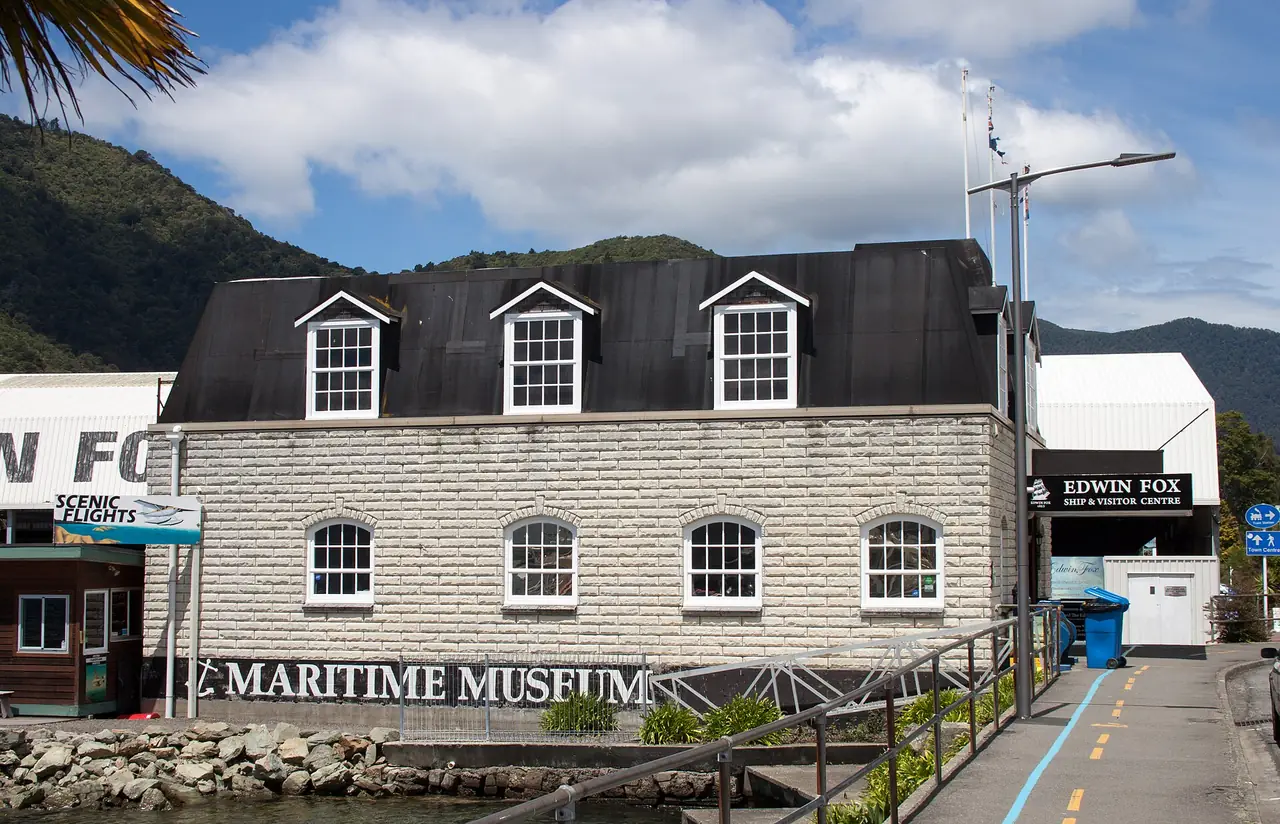 อาคารพิพิธภัณฑ์ Edwin Fox Maritime Museum ที่ Picton ริมท่าเรือ ภาพจาก Wikimedia Commons ผู้ถ่าย Szilas สัญญา public domain ไม่ระบุปีที่ถ่าย ป้ายที่เห็นอาจเปลี่ยนไปแล้ว