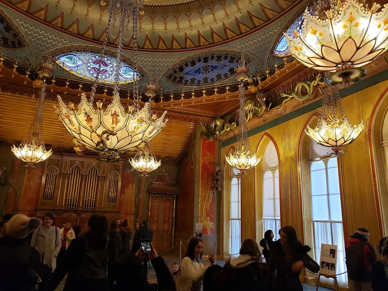 ห้อง Music Room ใน Royal Pavilion มีโคมไฟและมังกรตกแต่งบนเพดาน ภาพจาก Wikimedia Commons ผู้ถ่าย Andy Li สัญญา CC0 ถ่ายช่วงวันเปิดฟรี ไม่ระบุปีที่ถ่าย