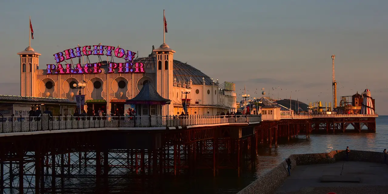 Brighton Palace Pier ยามแสงทองตอนเย็น ภาพจาก Wikimedia Commons ผู้ถ่าย August Schwerdfeger สัญญา CC BY 4.0 ถ่ายวันที่ 28 พ.ค. 2019