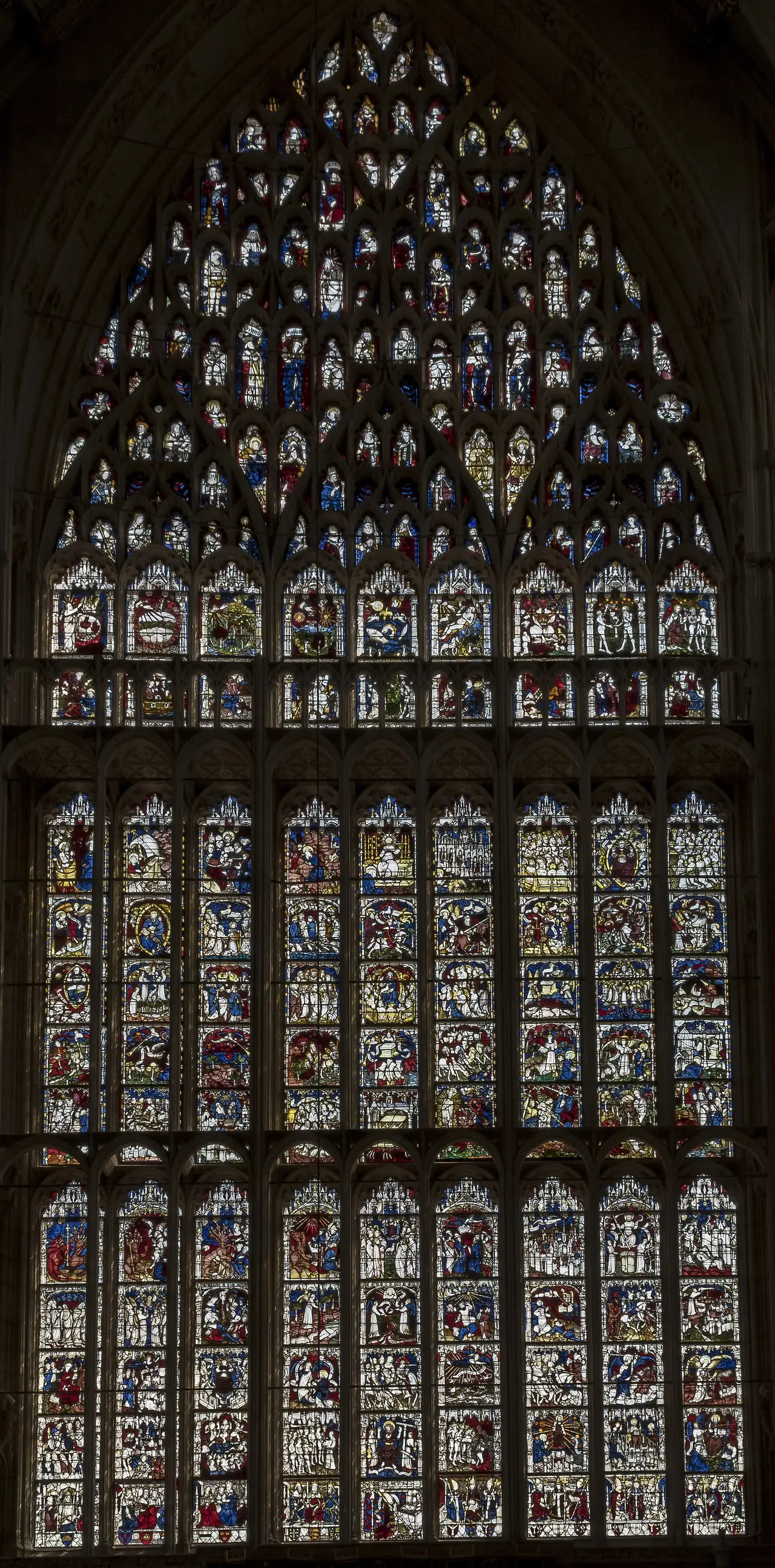 หน้าต่างบานตะวันออกใหญ่ (Great East Window) ของ York Minster ภาพจาก Wikimedia Commons ผู้ถ่าย Julian P Guffogg สัญญา CC BY-SA 2.0 ไม่ระบุปีที่ถ่าย