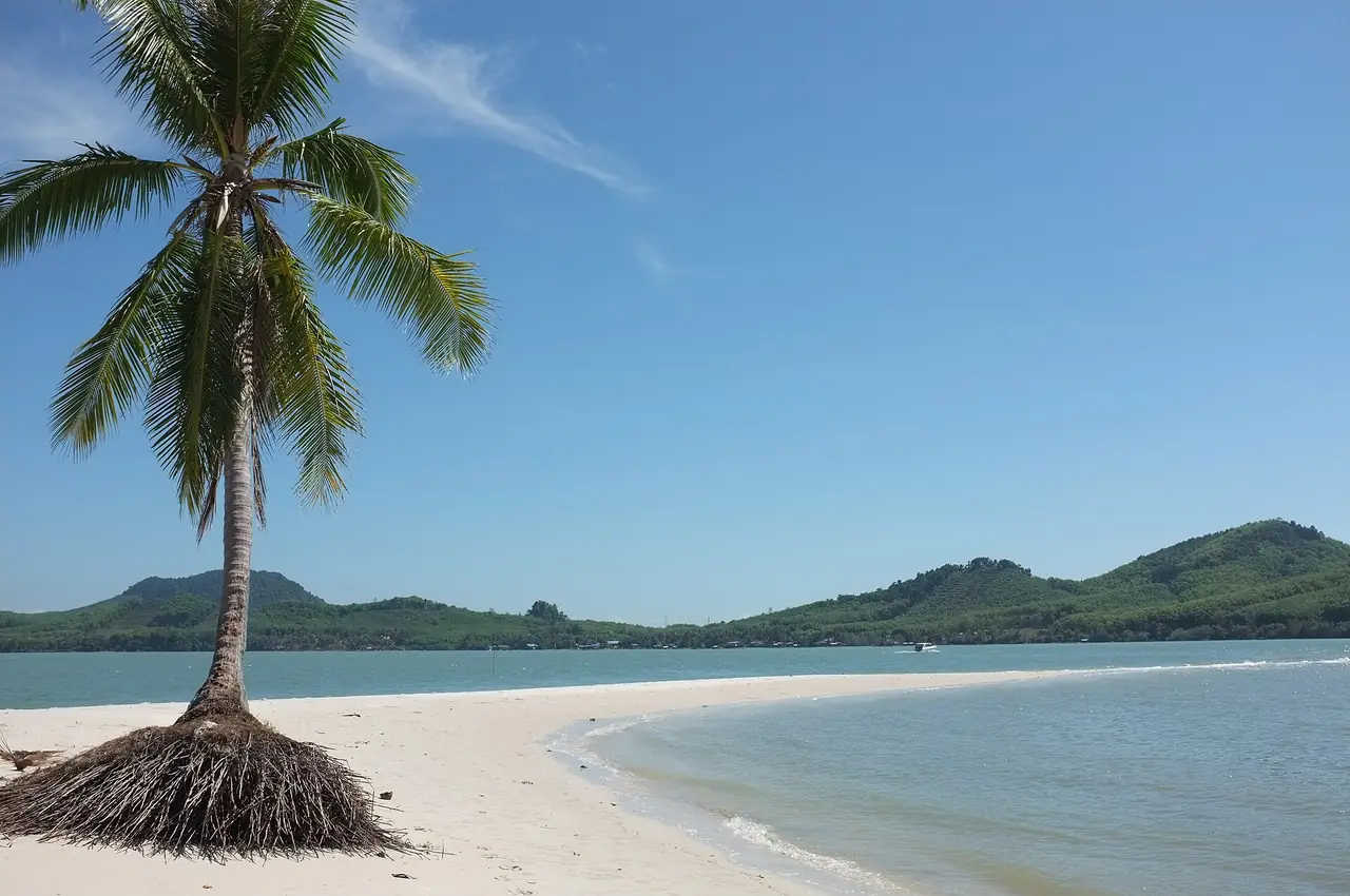 ภาพเกาะยาวน้อย: เที่ยวเกาะยาวใหญ่ แหลมหาด โละปาเหร็ด ป่าชายเลน ชุมชน ค่าเช่า