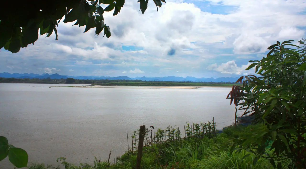 ภาพนครพนม: เดินทางไปนครพนม รถทัวร์ เครื่องบิน รถยนต์ รถไฟ 2569
