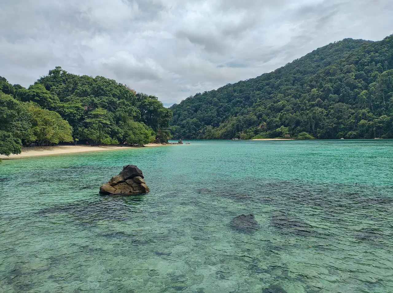 ภาพเขาหลักและสิมิลัน: หมู่เกาะสุรินทร์: ฤดูกาล ค่าเข้า เดินทาง ชาวมอแกน