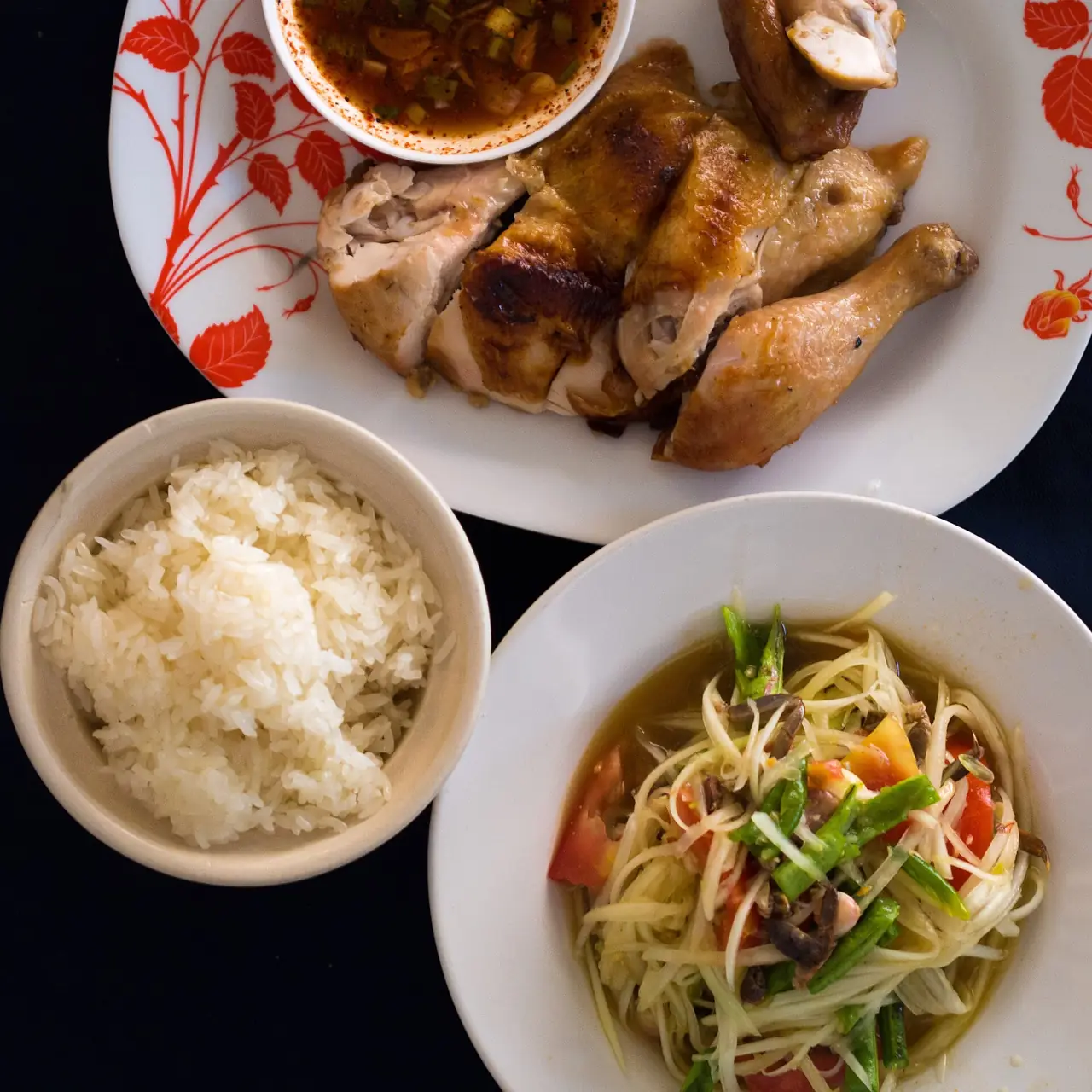 ส้มตำ ข้าวเหนียว และไก่ย่าง ชุดอาหารที่คนมักเรียกว่าสำรับอีสาน ภาพจาก Wikimedia Commons ผู้ถ่าย Takeaway สัญญา CC BY-SA 3.0 เป็นภาพประกอบ ไม่ได้ถ่ายในจังหวัดใดโดยเฉพาะ