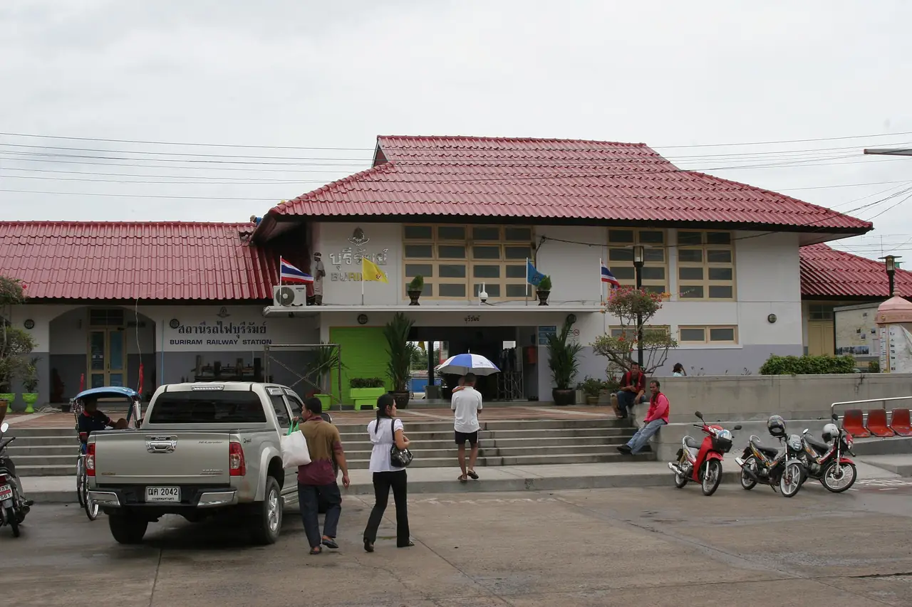 อาคารสถานีรถไฟบุรีรัมย์ด้านหน้า หลังคากระเบื้องแดง ภาพจาก Wikimedia Commons ผู้ถ่าย シャムネコ สัญญา CC BY-SA 3.0 เป็นภาพเก่า สภาพอาคารปัจจุบันอาจต่างไป