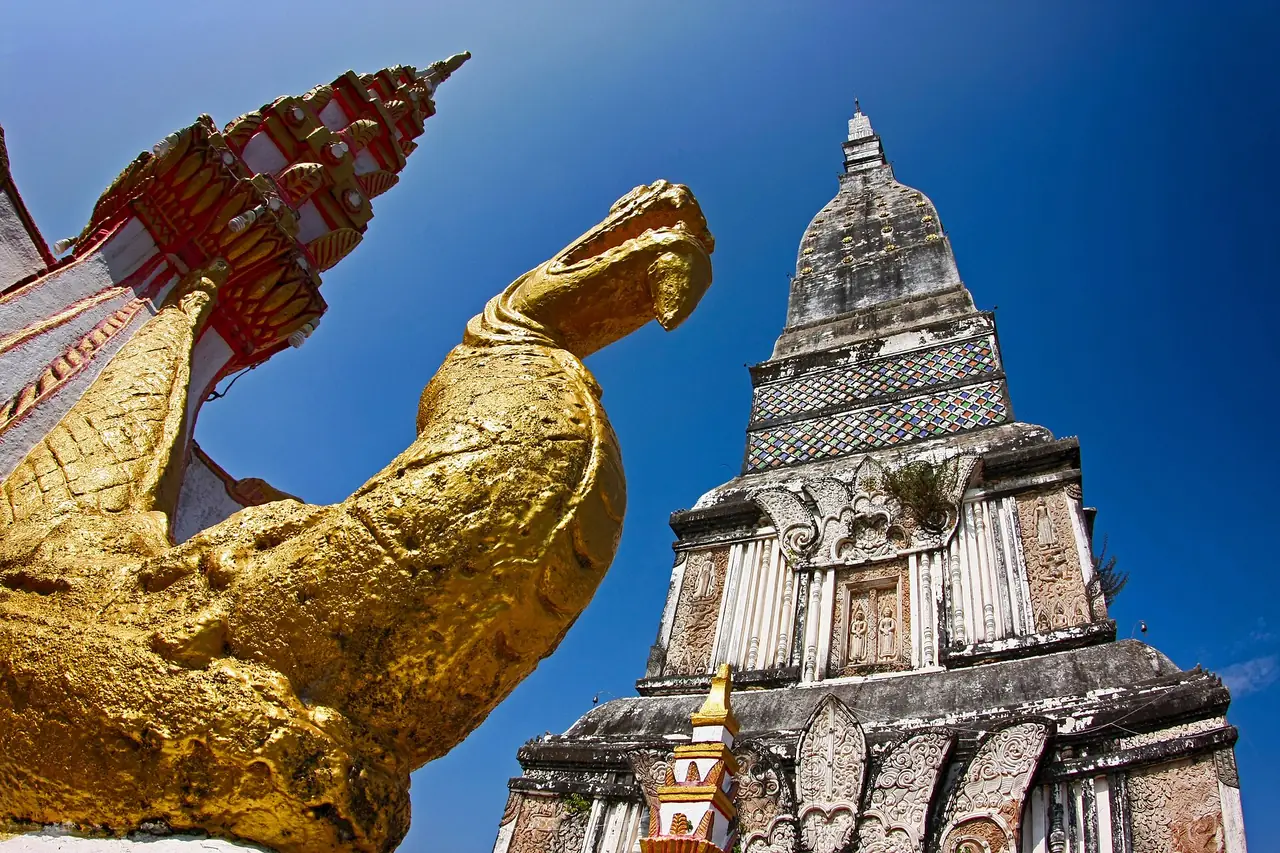องค์พระธาตุท่าอุเทนกับพญานาคทองคำอีกมุมหนึ่ง ภาพจาก Wikimedia Commons ผู้ถ่าย Chaiyathat สัญญา CC BY-SA 4.0 ตามชื่อไฟล์เป็นพระธาตุท่าอุเทน ไม่ระบุวันที่ถ่าย เป็นภาพคนละมุมกับภาพก่อนหน้า
