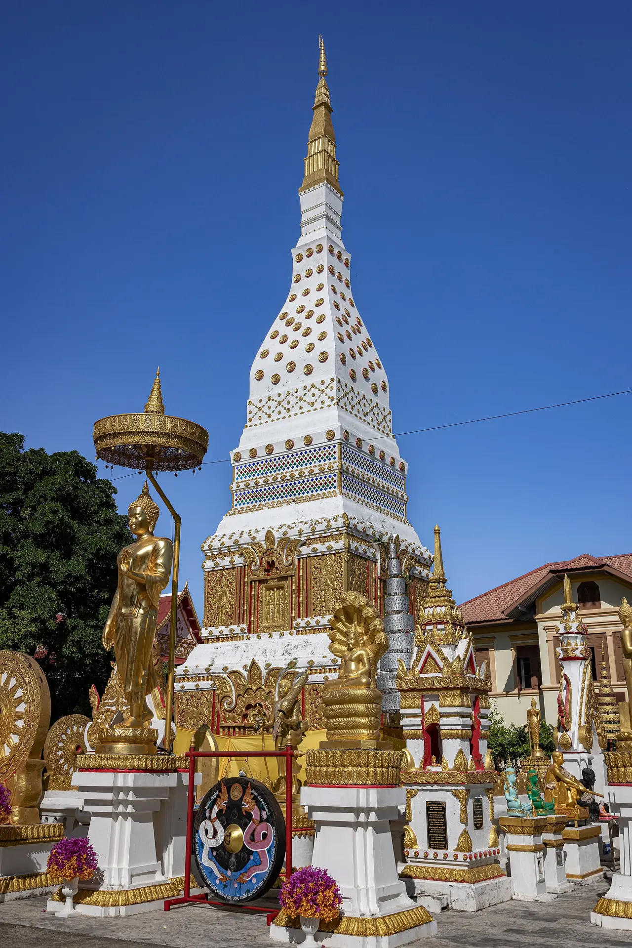 ภาพประกอบ นครพนม: พระธาตุประจำวันเกิดนครพนม 8 องค์ ไหว้ครบ เส้นทาง