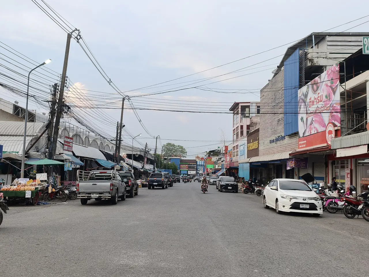 ถนนพร้อมแสงในตัวเมืองพิบูลมังสาหาร ร้านค้าสองข้างทาง ภาพจาก Wikimedia Commons ผู้ถ่าย PhiPhiUbon สัญญา CC0 ภาพวันที่ 17 เม.ย. 2569 เป็นภาพประกอบตัวอำเภอ ไม่ใช่ที่แก่ง