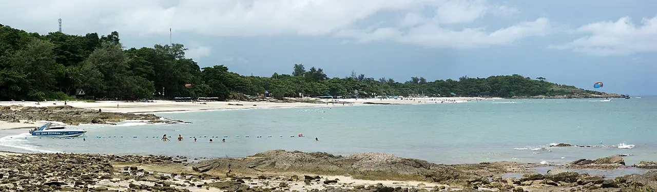 หาดและโขดหินริมทะเลเกาะเสม็ด ภาพมุมกว้างแบบพาโนรามา ภาพถ่ายจาก Wikimedia Commons ผู้ถ่าย robot42 สัญญา CC BY-SA 2.0 เป็นภาพประกอบ ไม่ได้บอกอ่าวแน่ชัด