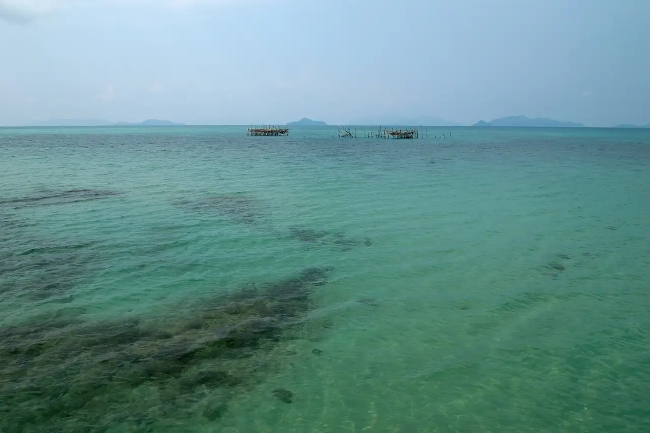 น้ำตื้นสีเขียวเทอร์ควอยซ์และแพประมงไกล ๆ ที่เกาะหมาก ภาพจาก Wikimedia Commons ผู้ถ่าย Vyacheslav Argenberg สัญญา CC BY 4.0 ไม่ระบุชื่ออ่าว เป็นภาพประกอบบรรยากาศน้ำ