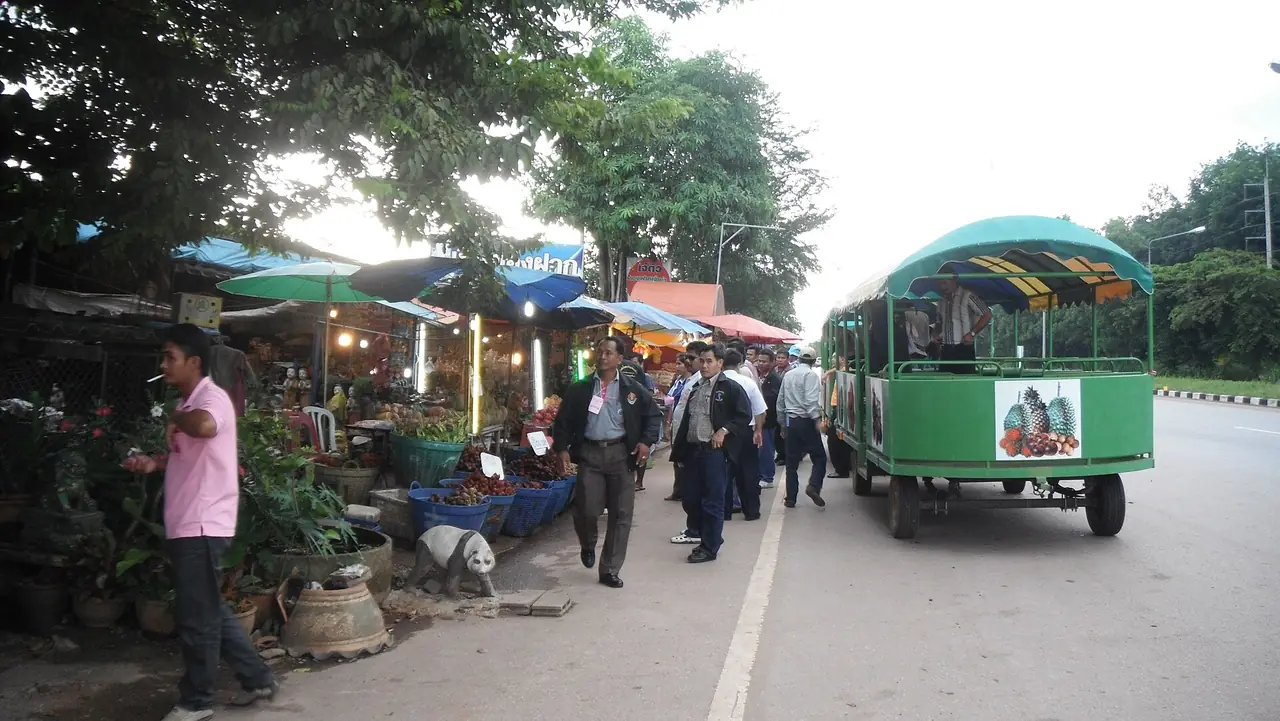ถนนผลไม้ที่ระยอง มีร้านริมถนนและรถรางสีเขียวติดภาพผลไม้ ภาพจาก Wikimedia Commons ผู้ถ่าย มะเดื่อ แสลงหลวง สัญญา CC BY 3.0 เป็นภาพเก่า ไม่ได้ลงวันที่ ตามชื่อไฟล์ถ่ายที่ถนนผลไม้ของระยอง