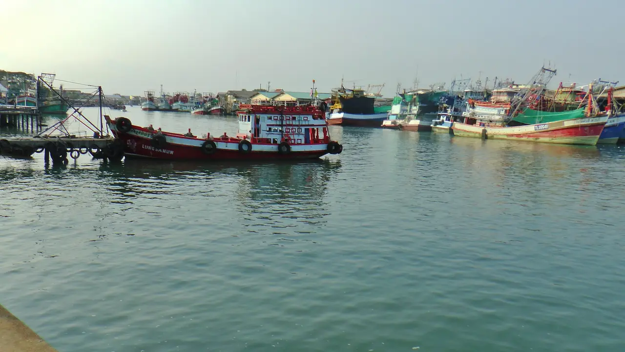 เรือหลายลำจอดที่ท่าเรือฝั่งแม่น้ำระยอง ภาพจาก Wikimedia Commons ผู้ถ่าย FkMohr สัญญา CC BY 3.0 DE ตามคำบรรยายภาพเป็นมุมมองจากฝั่งใต้ของแม่น้ำระยองไปทางท่าเรือ เป็นภาพเก่า ไม่ได้ลงวันที่