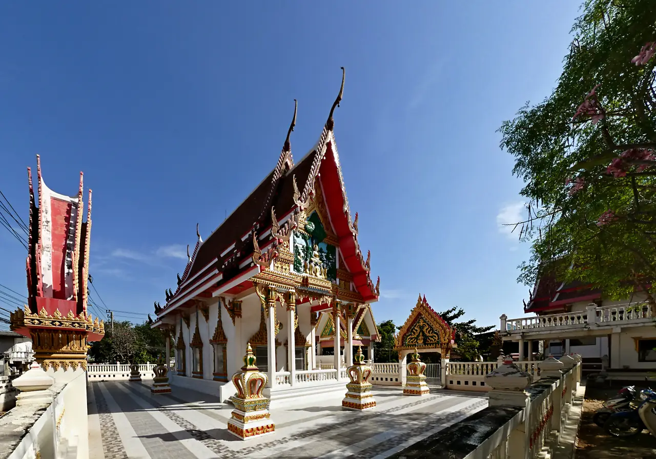 อุโบสถวัดใหม่สำราญ (Wat Mai Samran) เกาะล้าน หลังคาทรงไทยสีแดงทอง ภาพจาก Wikimedia Commons ผู้ถ่าย Roweromaniak สัญญา CC BY-SA 4.0 ไม่ระบุปีที่ถ่าย