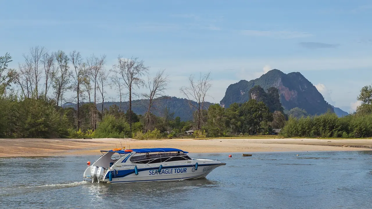 เรือเร็วทัวร์จอดใกล้ชายหาดนพรัตน์ธารา มีเขาหินปูนเป็นฉากหลัง ภาพจาก Wikimedia Commons ผู้ถ่าย Marcin Konsek สัญญา CC BY-SA 4.0 ตามคำบรรยายไฟล์ถ่ายใกล้ท่าเรือนพรัตน์ธารา ปี 2559 เป็นภาพประกอบ ชื่อบนเรือเป็นชื่อบริษัทในภาพ เราไม่ได้แนะนำเจ้านี้