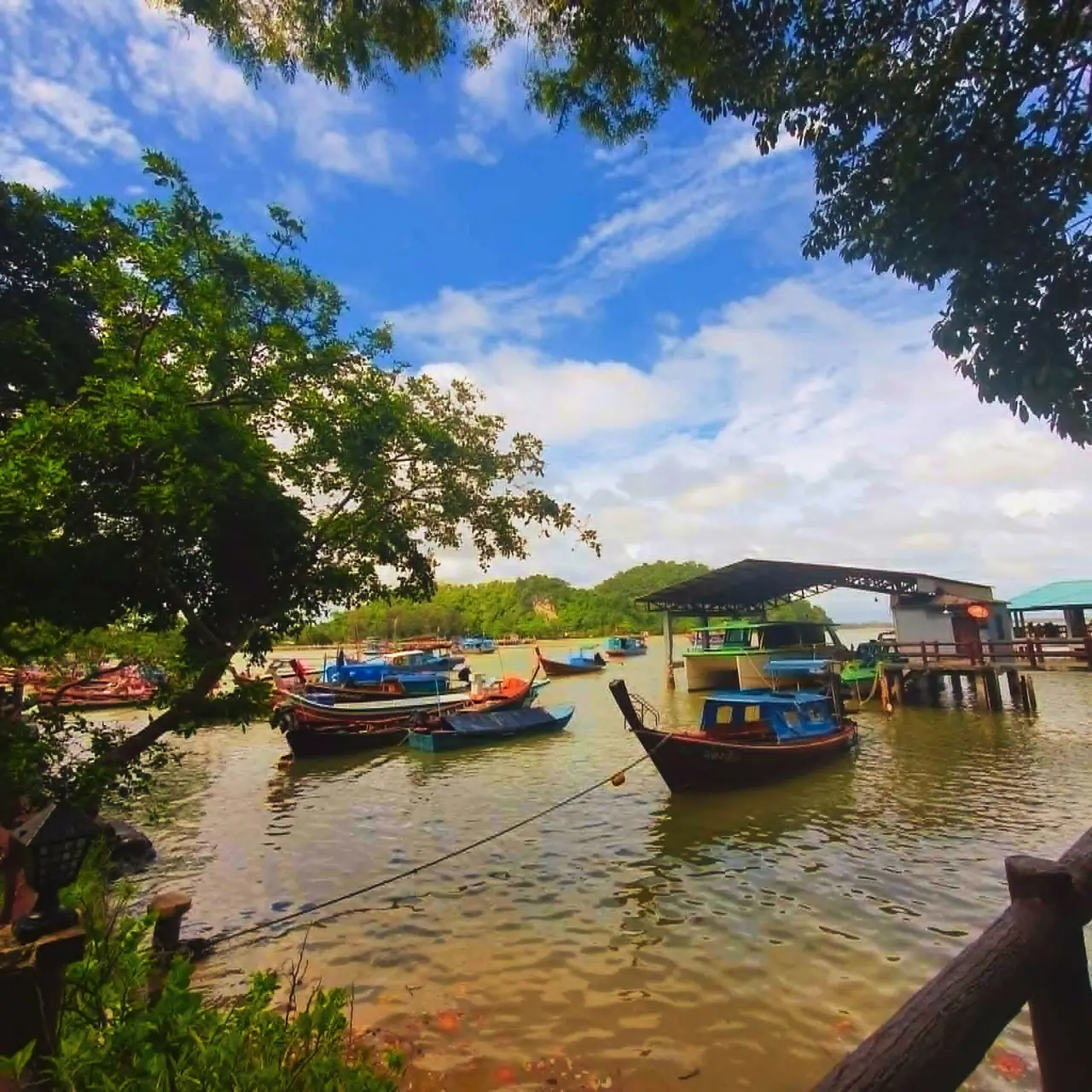 เรือหางยาวจอดที่ท่าเรือชายฝั่งในอุทยานแห่งชาติหมู่เกาะเภตรา ภาพจาก Wikimedia Commons ผู้ถ่าย Florenya สัญญา CC BY-SA 4.0 เป็นภาพประกอบเรือหางยาวในทะเลตรังและสตูล ไม่ใช่ท่าตะเสะหรือท่าปะเหลียน