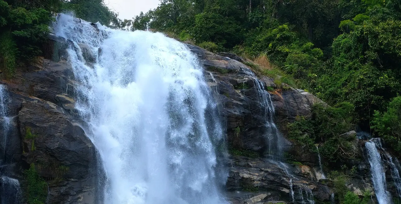 น้ำตกวชิรธาร สายน้ำสีขาวไหลลงหน้าผาหินแกรนิตท่ามกลางป่าเขียว ภาพจาก Wikimedia Commons ผู้ถ่าย Wanwipu Ratchamueangfang สัญญา CC BY-SA 4.0 ไม่ลงวันที่ถ่ายในรายละเอียดที่เราอ่าน ปริมาณน้ำขึ้นกับฤดู