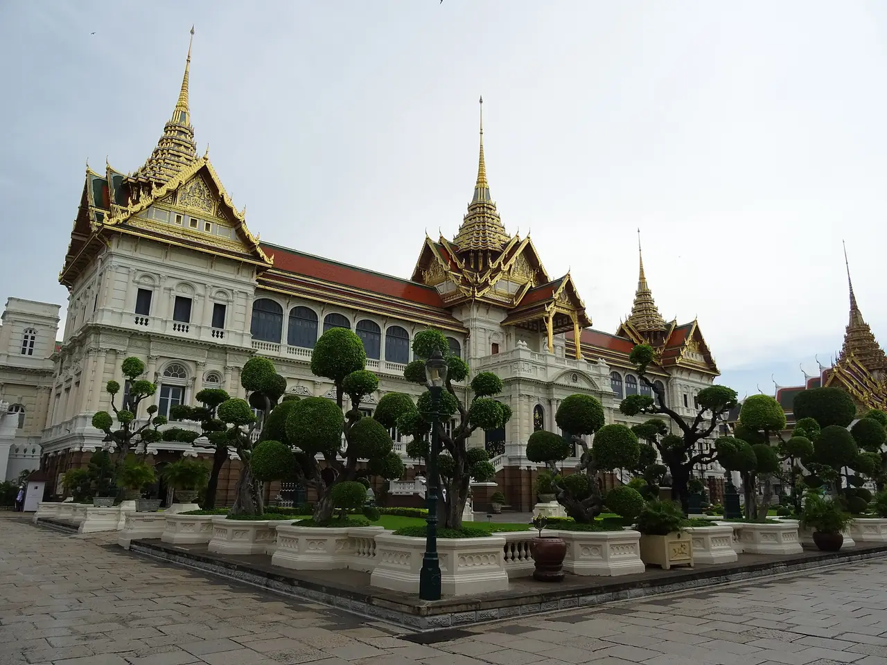 พระที่นั่งจักรีมหาปราสาท อาคารที่ฐานเป็นแบบตะวันตกและยอดเป็นปราสาทไทย ภาพจาก Wikimedia Commons ผู้ถ่าย Christophe95 สัญญา CC BY-SA 4.0