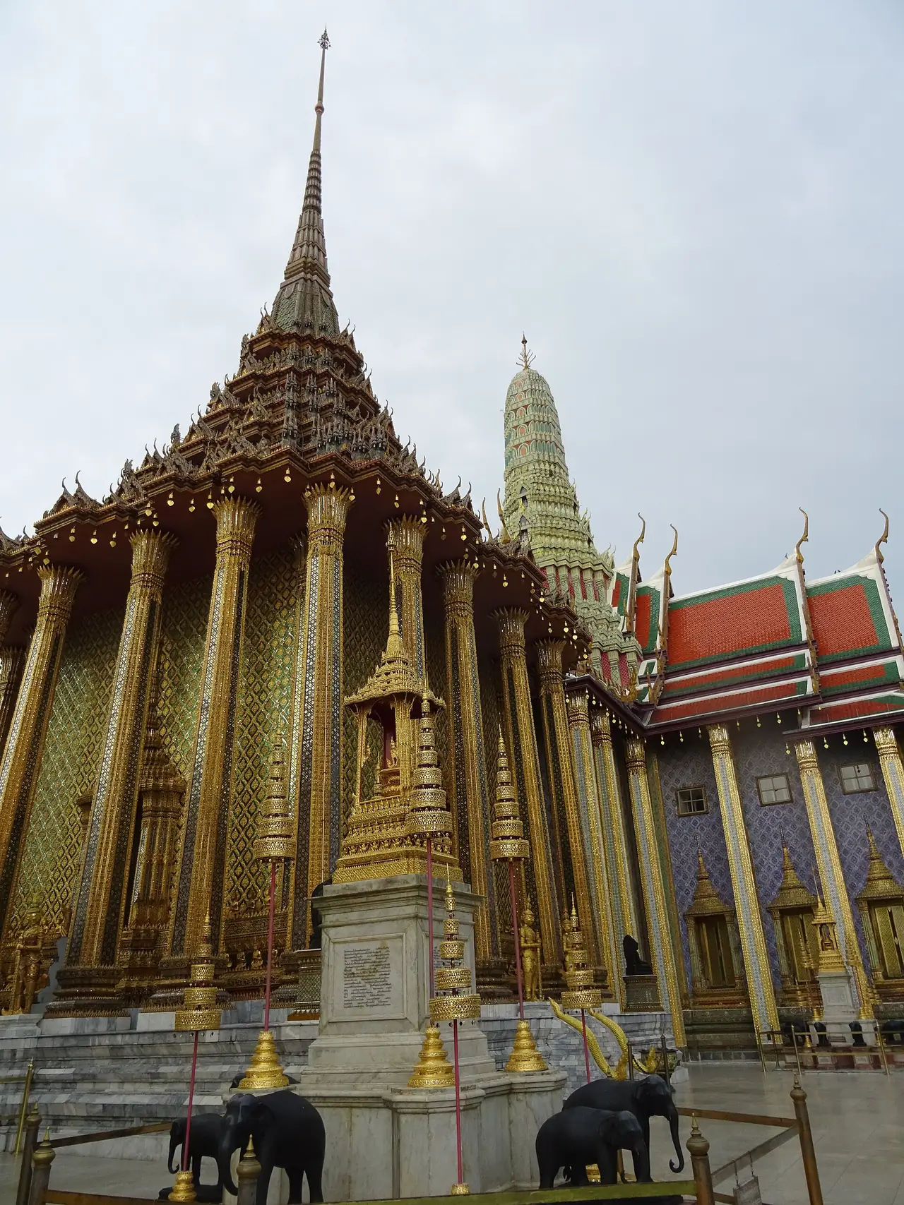 พระมณฑปและปราสาทพระเทพบิดรบนฐานไพทีของวัดพระแก้ว ภาพจาก Wikimedia Commons ผู้ถ่าย Christophe95 สัญญา CC BY-SA 4.0