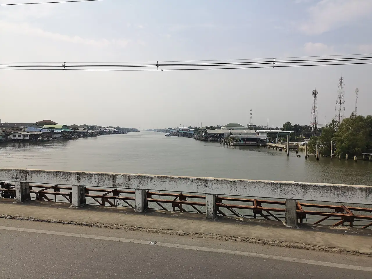คลองสรรพสามิต ริมคลองมีบ้านเรือนเรียงสองฝั่ง ถ่ายจากสะพาน ที่เว็บสำนักงานการท่องเที่ยวฯ ระบุว่าเส้นทางไปท่าเรือป้าลี่ต้องข้ามสะพานคลองนี้ ภาพจาก Wikimedia Commons ผู้ถ่าย Dharmadana ถ่ายเมื่อ 5 ม.ค. 2565 สัญญา CC BY-SA 4.0