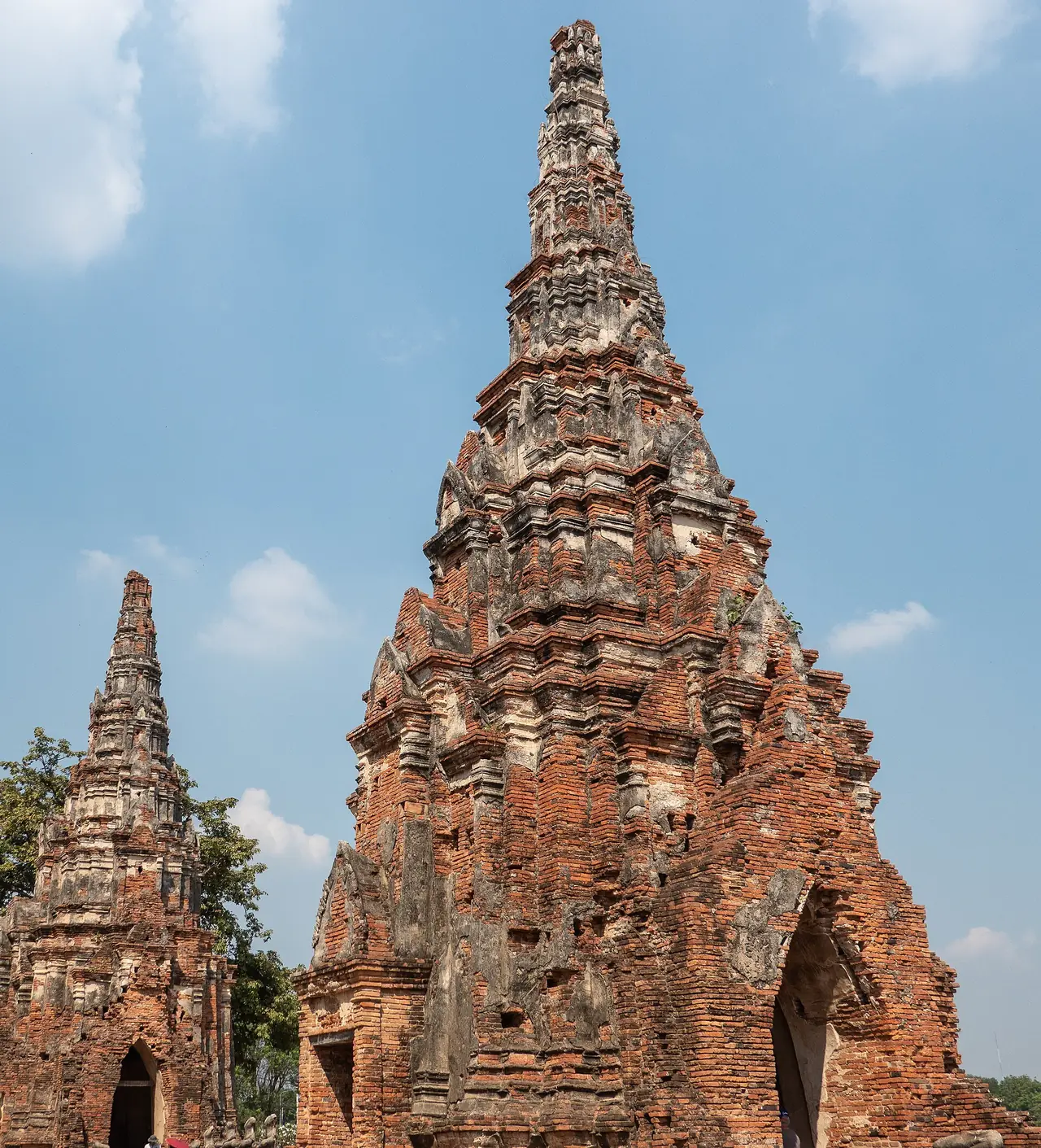 เมรุทรงปราสาทอิฐของวัดไชยวัฒนารามเมื่อมองใกล้ มีปูนปั้นเหลืออยู่ที่ซุ้มและชั้นยอด ภาพจาก Wikimedia Commons ผู้ถ่าย No(0)GoodNamesLeft สัญญา CC BY-SA 4.0 ไม่ทราบวันที่ถ่าย