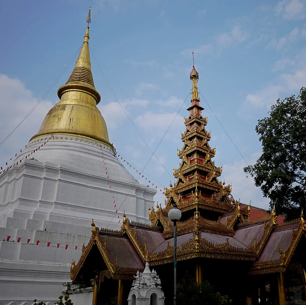 ยอดมณฑปศิลปะพม่า ฐานพระบรมธาตุสีขาวอยู่ด้านซ้ายของภาพ ภาพของอภิชิต พีรทิตยา จาก Wikimedia Commons สัญญา CC BY-SA 4.0