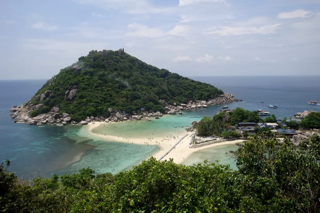 เกาะนางยวนมองจากจุดชมวิว เห็นเนินป่าของเกาะหนึ่ง สันทรายและทางไม้เล็ก ๆ ที่เชื่อมไปหาเกาะอื่น ภาพของ Per Meistrup จาก Wikimedia Commons สัญญา CC BY-SA 3.0