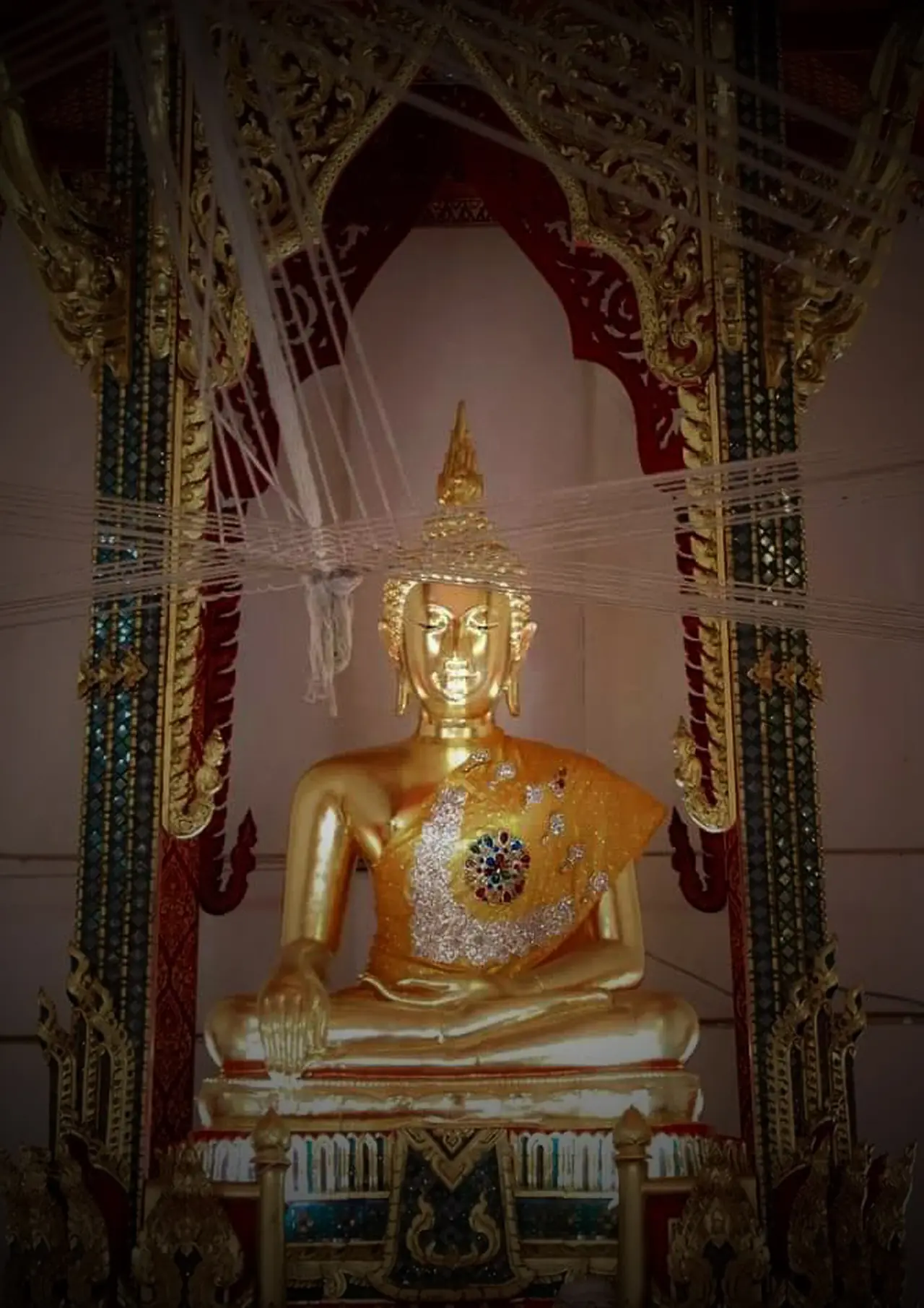 พระพุทธรูปองค์หนึ่งที่ผู้ถ่ายเรียกพระพุทธมงคล วัดมงคลทับคล้อ อำเภอทับคล้อ จังหวัดพิจิตร เมื่อปี 2565 ไม่ใช่วัดบางคลาน ใช้เป็นภาพประกอบศิลปะพระพุทธรูปในพิจิตรเท่านั้น ภาพจาก Wikimedia Commons ผู้ถ่าย Thirathibodi สัญญา CC BY-SA 4.0