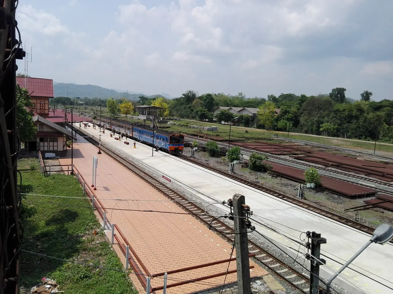 ขบวนรถดีเซลรางสีน้ำเงินจอดชานชาลาสถานีบ้านปิน มองจากที่สูง ชื่อไฟล์ระบุขบวน 407 ภาพจาก Wikimedia Commons ผู้ถ่าย Paweeraphat Thasee สัญญา CC BY-SA 4.0