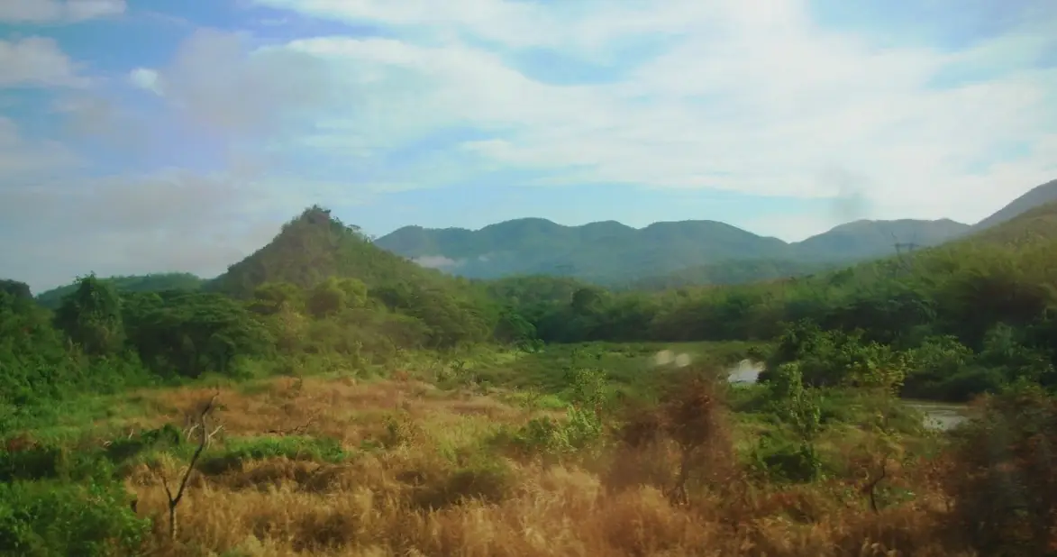 ภูเขาในเทือกเขาผีปันน้ำและท้องทุ่งในอำเภอลอง ภาพจาก Wikimedia Commons ผู้ถ่าย Xufanc สัญญา CC BY-SA 3.0 เป็นภาพบรรยากาศรอบอำเภอ ไม่ใช่ภาพของสถานที่ในหน้านี้โดยตรง