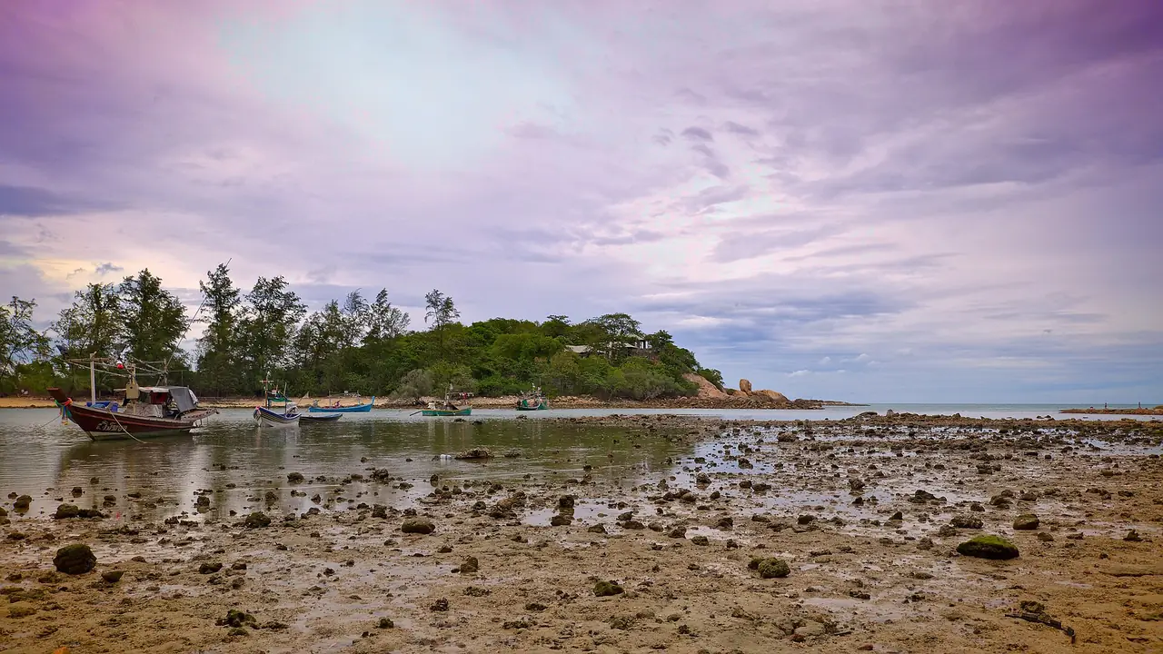 หาดเชิงมนช่วงน้ำลง เรือประมงจอดเกยโคลนและโขดหิน ภาพที่ Commons ติดป้ายเชิงมน ไม่ทราบวันที่ถ่าย ภาพจาก Wikimedia Commons ผู้ถ่าย Damian Moore สัญญา CC BY-SA 2.0