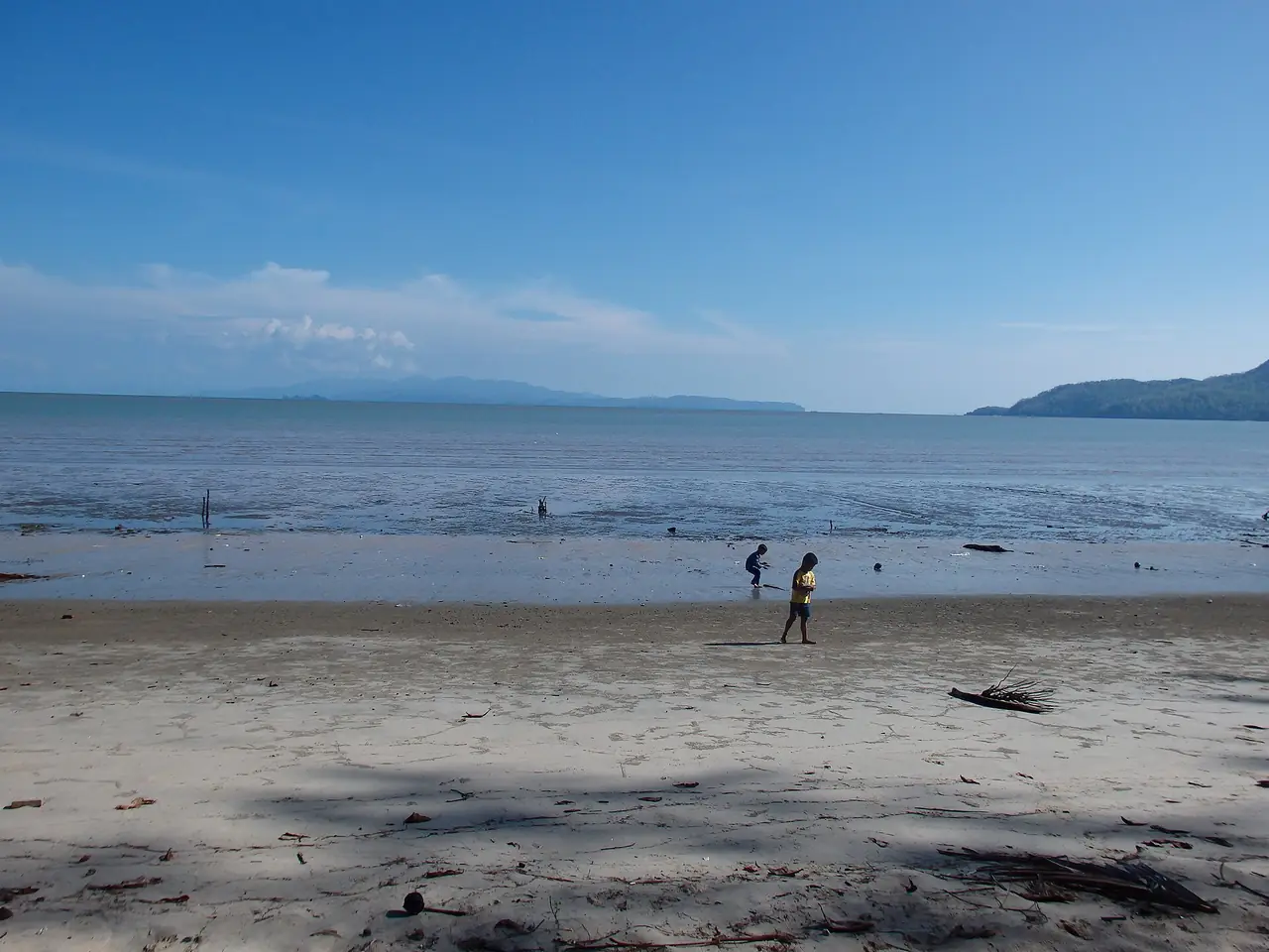 ชายหาดและหาดเลนช่วงน้ำลดที่ตำบลปากน้ำ อำเภอละงู มีเด็กเดินเล่นริมน้ำและภูเขาเลือนรางไกลออกไป ภาพจาก Wikimedia Commons ผู้ถ่าย mohigan สัญญา CC BY-SA 3.0 ไม่ระบุปีที่ถ่าย เป็นภาพประกอบชายฝั่งแถวปากบารา ไม่ใช่จุดท่องเที่ยวในแผน
