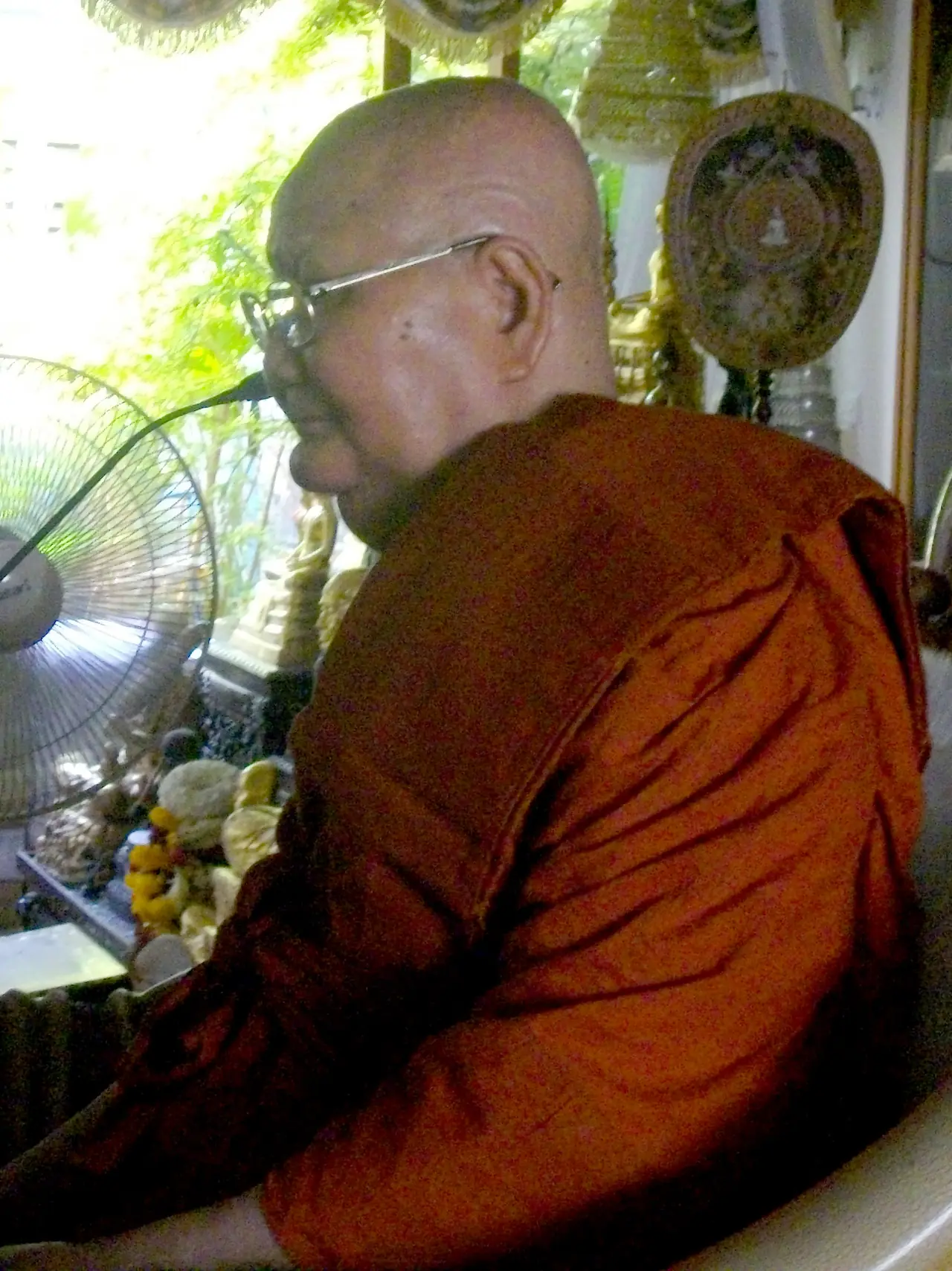 ภาพหลวงพ่อจรัญ (พระธรรมสิงหบุราจารย์ จรัญ ฐิตธมฺโม) ตามชื่อไฟล์บน Wikimedia Commons ไม่ระบุวันที่ถ่ายในข้อมูลที่เราอ่าน ภาพจาก Wikimedia Commons ผู้ถ่าย Xiengyod สัญญา CC BY-SA 3.0