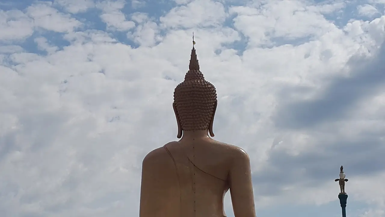 พระพุทธรูปองค์ใหญ่ วัดพิกุลทอง สิงห์บุรี มองจากด้านหลัง วัดใหญ่ของจังหวัดที่ไปต่อได้ ไม่ใช่ภาพของวัดอัมพวัน ภาพจาก Wikimedia Commons ผู้ถ่าย Chainwit. สัญญา CC BY 4.0