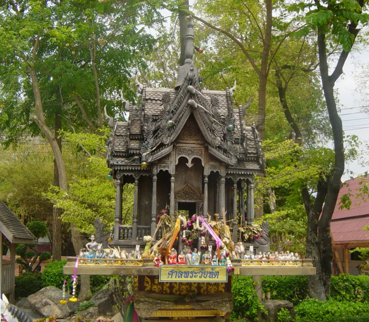 ศาลทรงเรือนไทยขนาดเล็กประดับพวงมาลัยที่ Commons ระบุว่าเป็นศาลอนุสรณ์พระเจ้าตากสิน เมืองตาก ภาพจาก Wikimedia Commons ผู้ถ่าย Rlevse สาธารณสมบัติ ไม่ระบุปีที่ถ่ายและเราไม่ทราบตำแหน่งที่ตั้งภายในบริเวณ