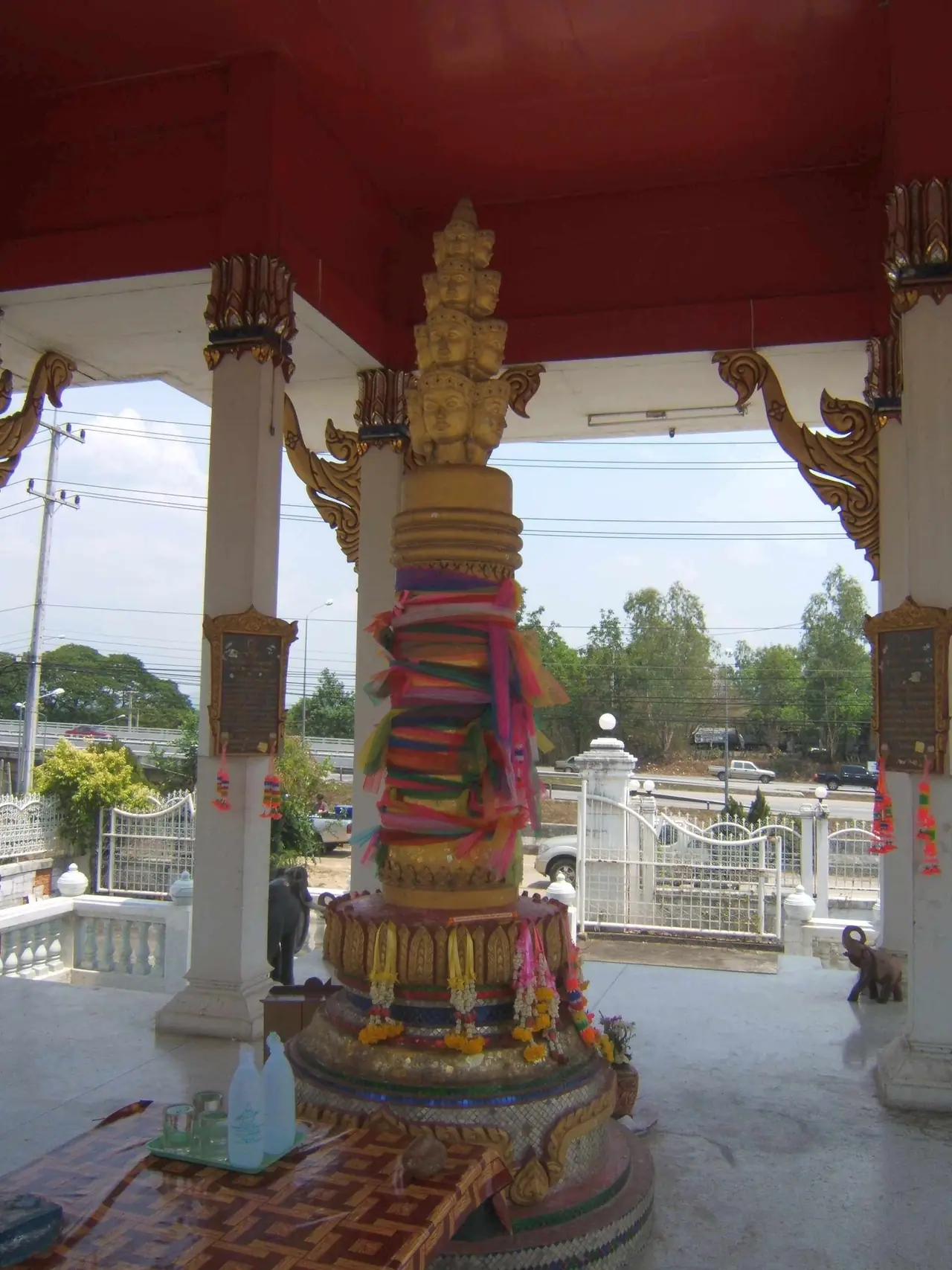 เสาหลักเมืองตาก (Sao Lak Mueang) ภาพจาก Wikimedia Commons ผู้ถ่าย Media lib สัญญา CC BY-SA 4.0 ไม่ระบุปีที่ถ่ายและเราไม่ทราบว่าตั้งอยู่จุดใดของเมืองตาก ใช้เป็นภาพบรรยากาศของงานศาสนสถานในเมืองตาก ไม่ใช่ภาพของวัดพระบรมธาตุ